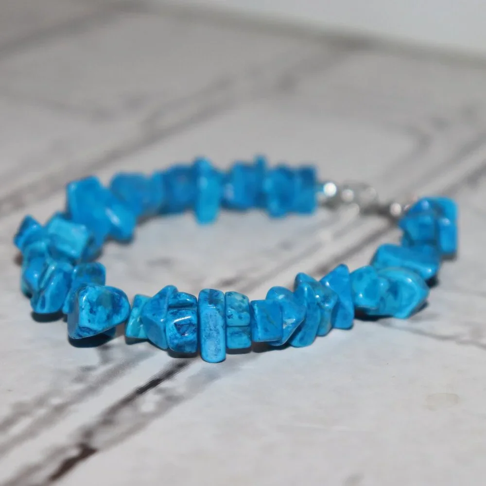 NWOT Turquoise Blue Howlite beaded natural stone bracelet 7.5